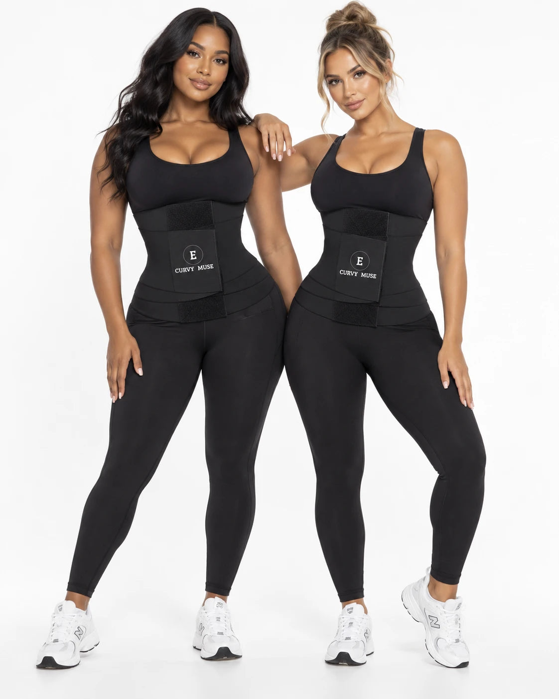 Deux modèles portant la ceinture Curvy Muse™